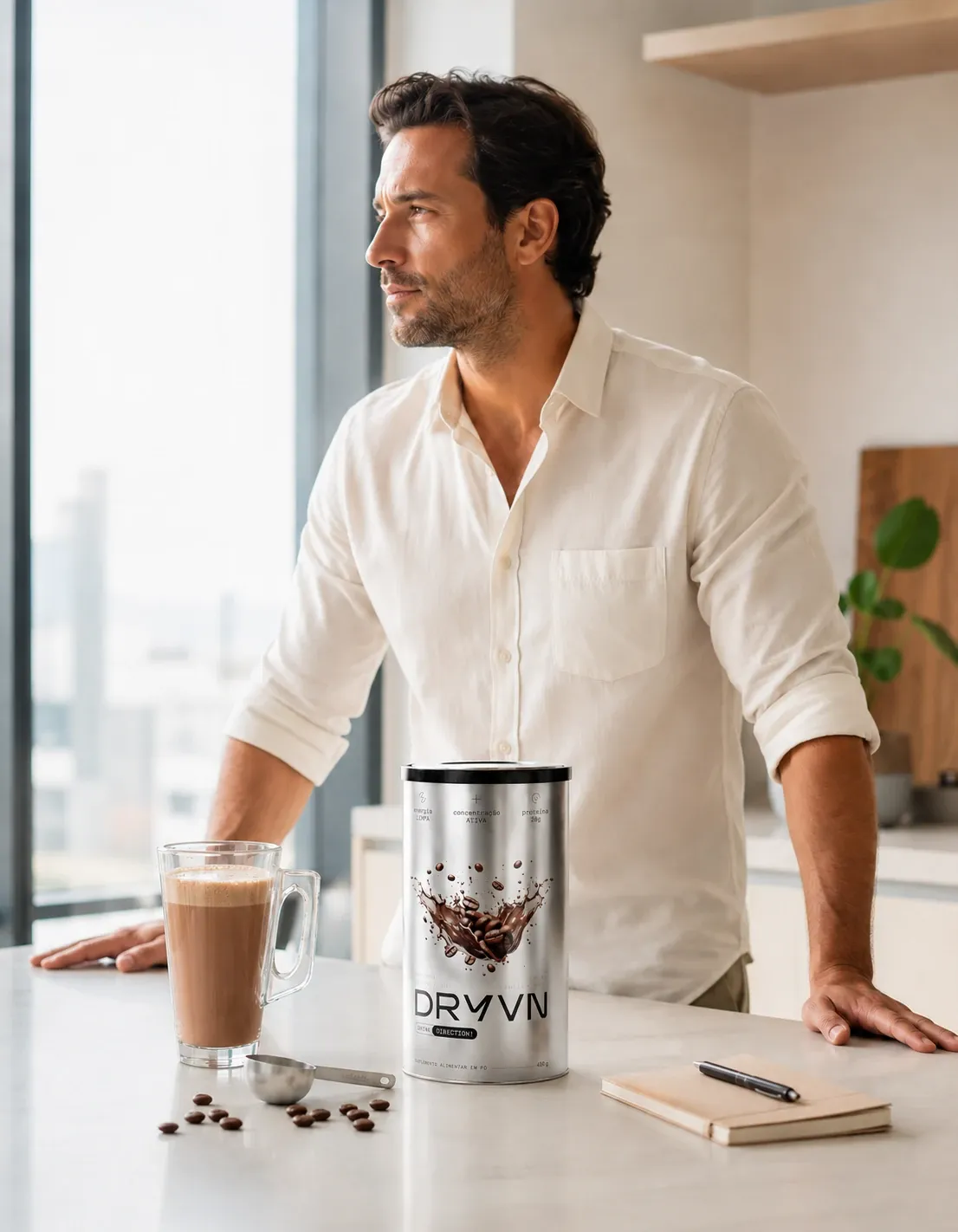 Homem na cozinha com DRYVN e caderno