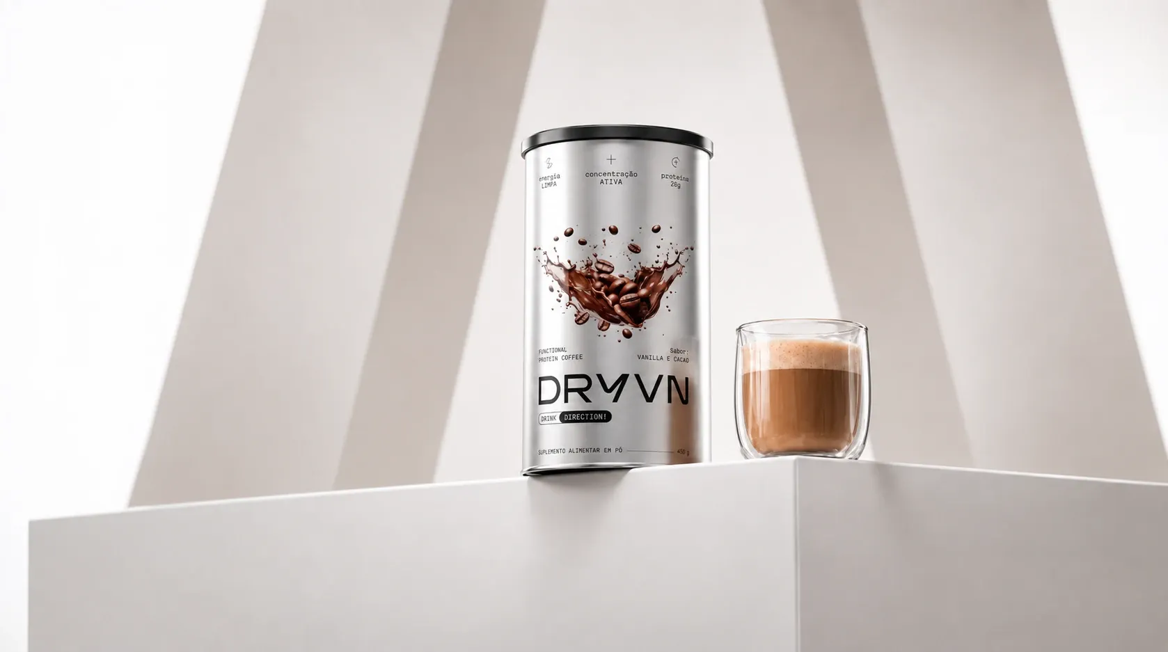Lata DRYVN e copo de café proteico sobre pedestal branco