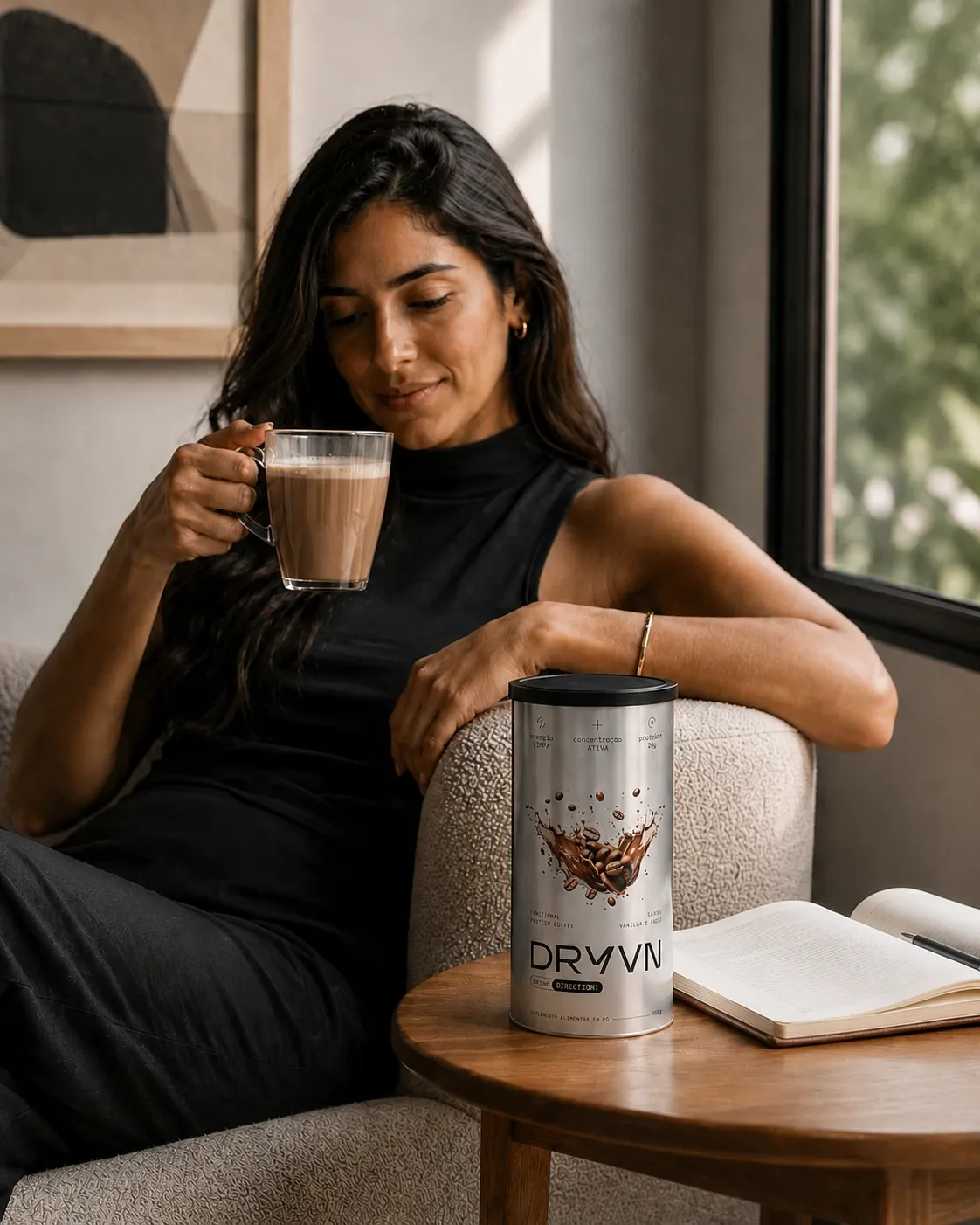 Mulher com caneca de DRYVN e a lata ao lado, lendo